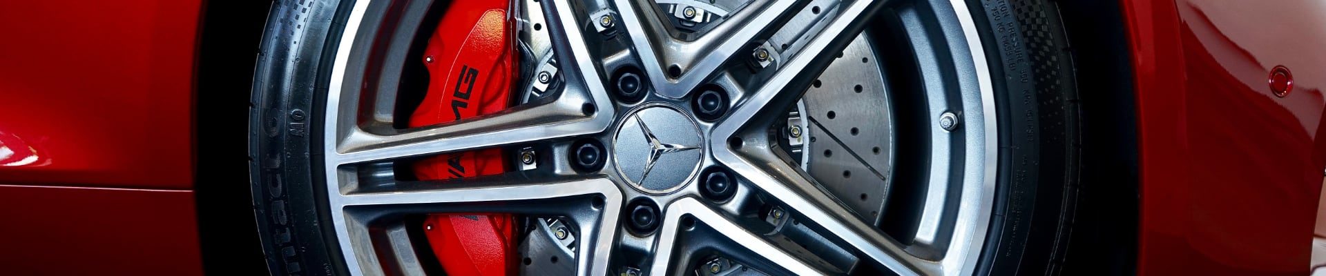 Koło czerwony samochód Mercedes AMG